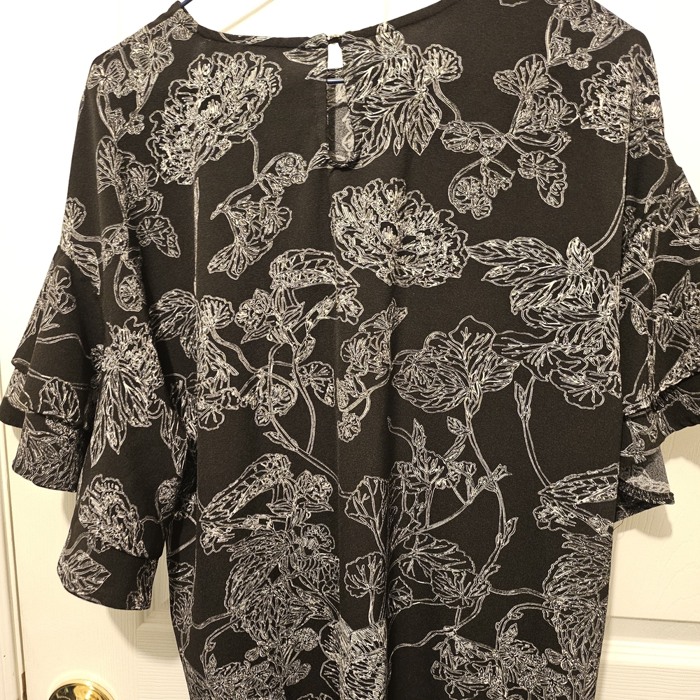 Chic Black and White Floral Blouse - Picture 3 of 3